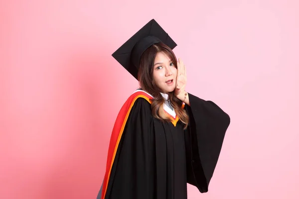 Ασιάτισσα Φόρεμα Αποφοίτησης Στέκεται Στο Ροζ Φόντο — Φωτογραφία Αρχείου
