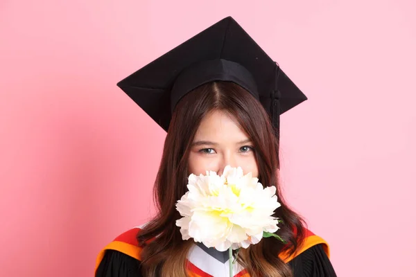 Mujer Asiática Vestido Graduación Pie Sobre Fondo Rosa — Foto de Stock