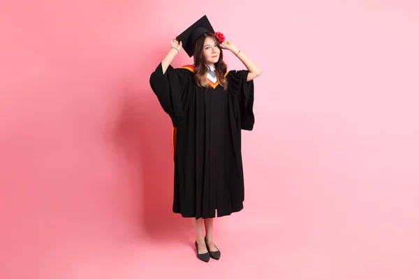 Ασιάτισσα Φόρεμα Αποφοίτησης Στέκεται Στο Ροζ Φόντο — Φωτογραφία Αρχείου