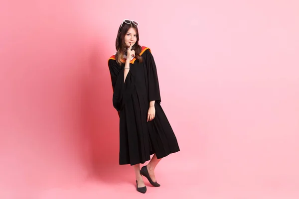Aziatische Vrouw Afstuderen Jurk Staande Roze Achtergrond — Stockfoto