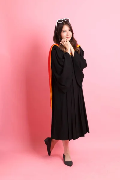 Mezuniyet Elbisesi Giymiş Pembe Arka Planda Duran Asyalı Kadın — Stok fotoğraf