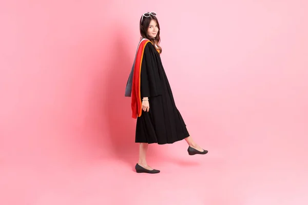 Aziatische Vrouw Afstuderen Jurk Staande Roze Achtergrond — Stockfoto