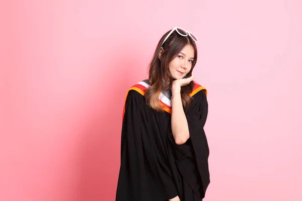 Femme Asiatique Robe Graduation Debout Sur Fond Rose — Photo