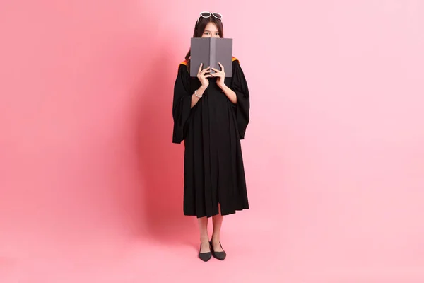 Die Asiatin Abschlusskleid Steht Auf Dem Rosa Hintergrund — Stockfoto