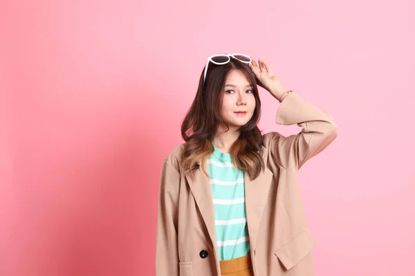 Den Unga Vuxna Asiatiska Kvinna Med Casual Kläder Rosa Bakgrund — Stockfoto