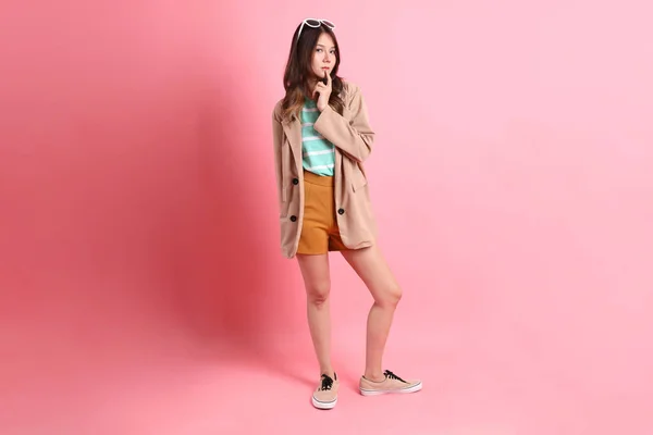 Mladý Dospělý Asijské Žena Ležérní Oblečení Růžovém Pozadí — Stock fotografie