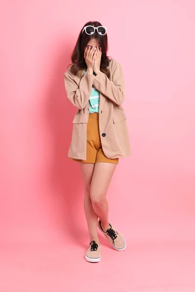 Jonge Volwassen Aziatische Vrouw Met Casual Kleding Roze Achtergrond — Stockfoto