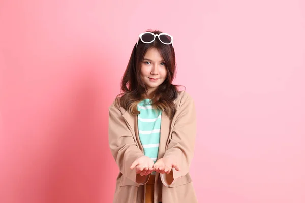 ピンクの背景にカジュアルな服を着た若い大人のアジア人女性 — ストック写真