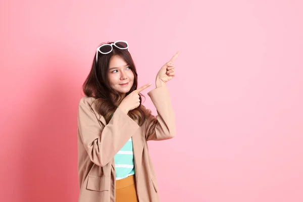 Jonge Volwassen Aziatische Vrouw Met Casual Kleding Roze Achtergrond — Stockfoto