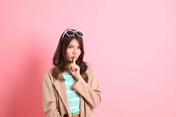 Pembe Arka Planda Sıradan Giysileri Olan Genç Asyalı Kadın — Stok fotoğraf