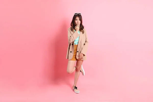Nuori Aikuinen Aasialainen Nainen Rento Vaatteita Vaaleanpunainen Tausta — kuvapankkivalokuva