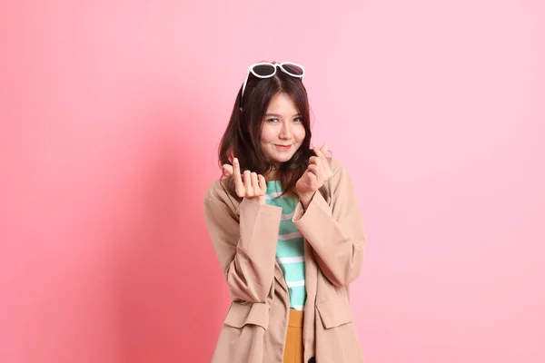 Молодая Взрослая Азиатка Повседневной Одежде Розовом Фоне — стоковое фото
