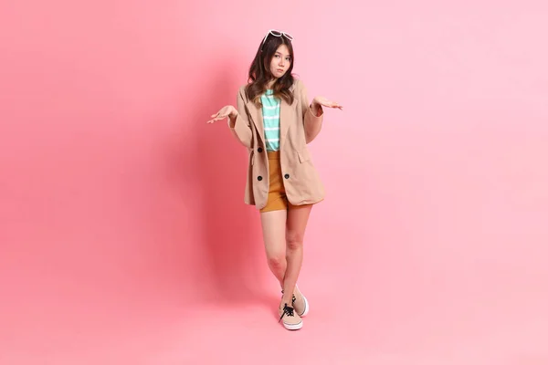 Die Junge Erwachsene Asiatin Mit Lässiger Kleidung Auf Rosa Hintergrund — Stockfoto