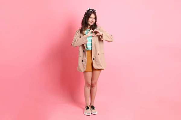Mladý Dospělý Asijské Žena Ležérní Oblečení Růžovém Pozadí — Stock fotografie
