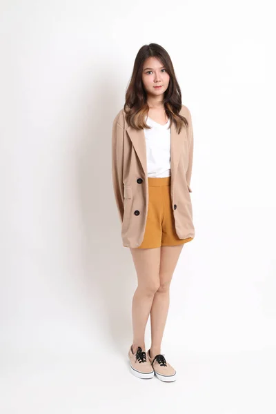 白地にカジュアルな服を着た若いアジア系の女性 — ストック写真