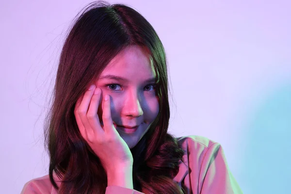 Den Unga Vuxna Asiatiska Kvinna Med Casual Kläder Neon Blixtnedslag — Stockfoto