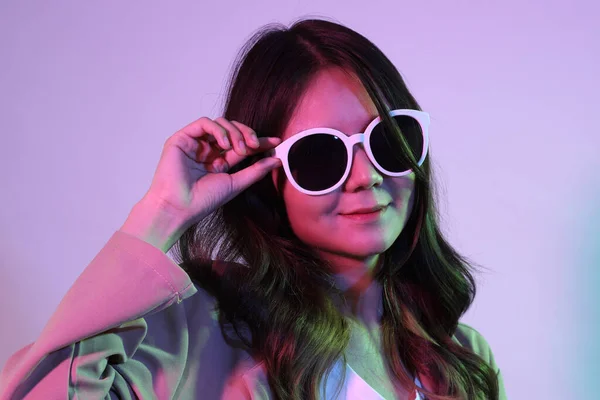 Genç Asyalı Kadın Neon Işıklı Stüdyo Fotoğrafçılığında Gündelik Giysiler Giyiyor — Stok fotoğraf