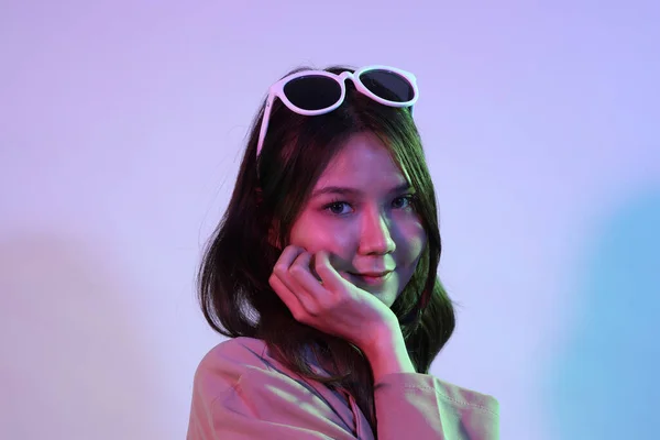 Genç Asyalı Kadın Neon Işıklı Stüdyo Fotoğrafçılığında Gündelik Giysiler Giyiyor — Stok fotoğraf