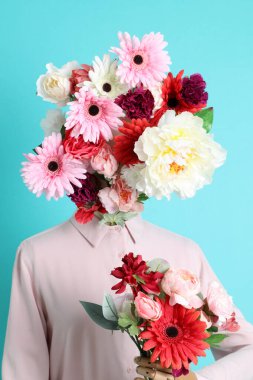 Çiçekle süslenmiş kadın mankenin konsept resmi.