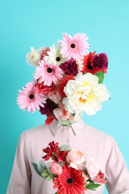 Çiçekle süslenmiş kadın mankenin konsept resmi.