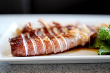 Izgara kalamar Japon soya sosuyla servis edilir.. 