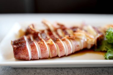 Izgara kalamar Japon soya sosuyla servis edilir.. 