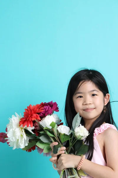 Jovem Menina Asiática Segurando Flor Fundo Verde — Fotografia de Stock