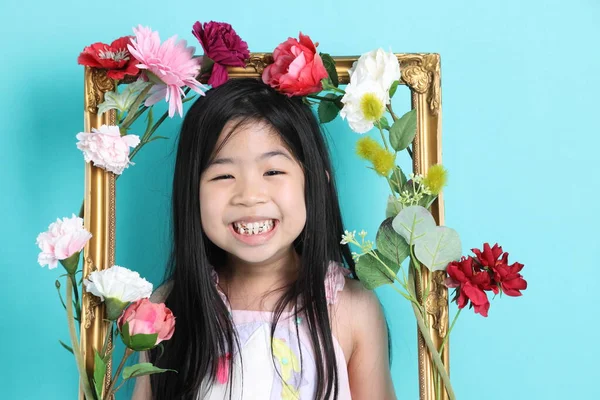 Menina Feliz Sorrindo Moldura Flor — Fotografia de Stock