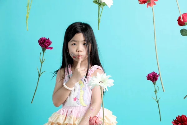 Bambina Asiatica Con Fiore Galleggiante Sullo Sfondo Verde — Foto Stock