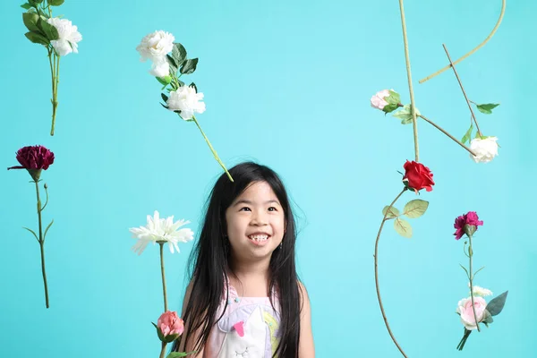 Menina Asiática Com Flor Flutuante Fundo Verde — Fotografia de Stock