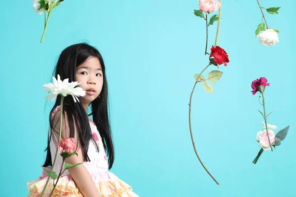 Bambina Asiatica Con Fiore Galleggiante Sullo Sfondo Verde — Foto Stock