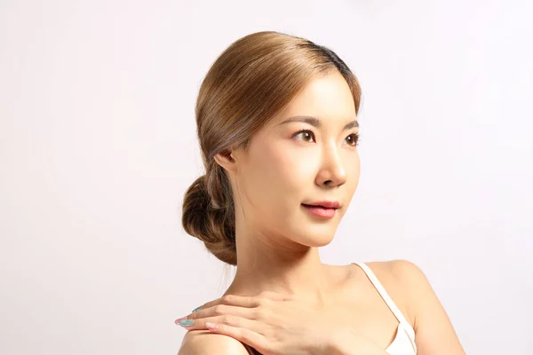 Krásná Asijská Žena Ukazující Jasnou Pleť Bílém Pozadí — Stock fotografie