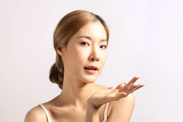 Hermosa Mujer Asiática Mostrando Piel Clara Fondo Blanco —  Fotos de Stock