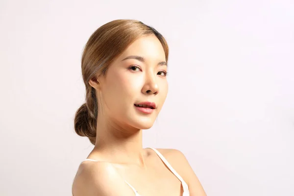 Mooie Aziatische Vrouw Tonen Heldere Huid Witte Achtergrond — Stockfoto