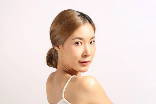 白地に透き通った肌を見せる美しいアジア人女性 — ストック写真