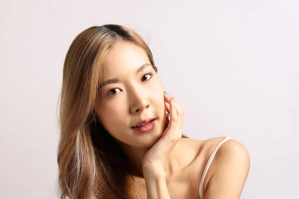 Bela Mulher Asiática Mostrando Pele Clara Fundo Branco — Fotografia de Stock