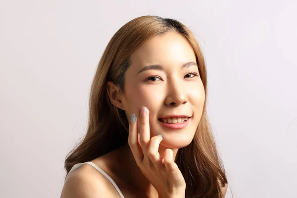 Die Schöne Asiatin Zeigt Klare Haut Auf Weißem Hintergrund — Stockfoto