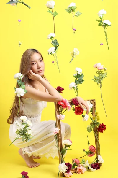 Den Asiatiska Vackra Kvinnan Med Flytande Blomma Står Den Gula — Stockfoto