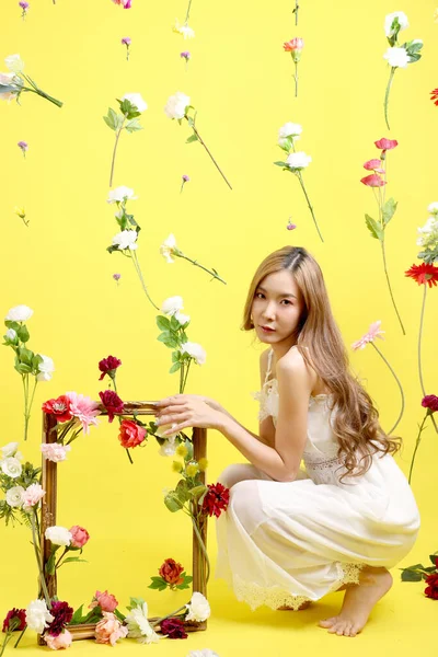 Ázsiai Gyönyörű Lebegő Virág Áll Sárga Háttér — Stock Fotó