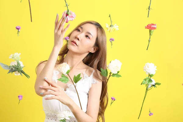 Hermosa Mujer Asiática Con Flor Flotante Pie Sobre Fondo Amarillo — Foto de Stock