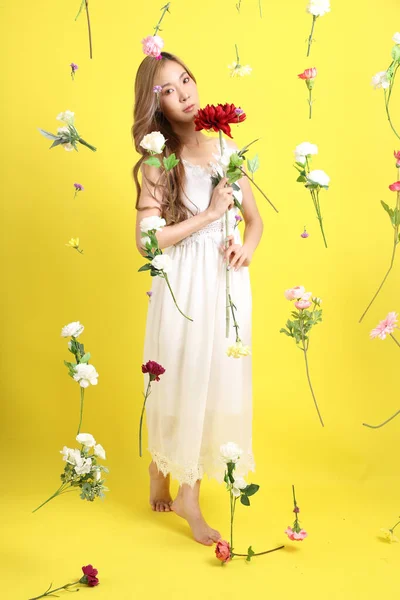 Bela Mulher Asiática Com Flor Flutuante Sobre Fundo Amarelo — Fotografia de Stock
