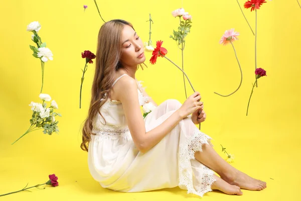 Den Asiatiska Vackra Kvinnan Med Flytande Blomma Står Den Gula — Stockfoto