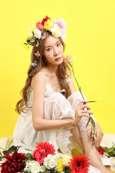 Asijské Krásná Žena Květinou Sedí Žlutém Pozadí — Stock fotografie
