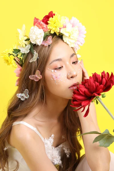 Den Asiatiska Vackra Kvinnan Med Blomma Sitter Den Gula Bakgrunden — Stockfoto
