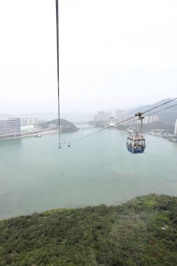 Ngong Ping, Hong Kong 27 Nisan 2023 Lantau Adası 'na giden teleferiklerden Ngong Ping' in manzarası..