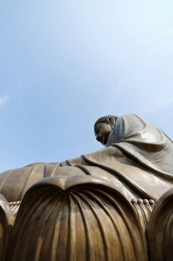 Ngong Ping, Hong Kong - 27 Nisan 2023 Tian Tan Buddha heykeli Hong Kong 'da bulunan dev bir metal Buda heykelidir..