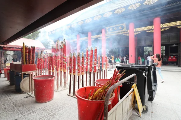 香港沙田 2023年4月29日 许多游客在车公庙内烧香 祈求好运和财富 车公庙是香港的一个地标性寺庙和旅游胜地 — 图库照片