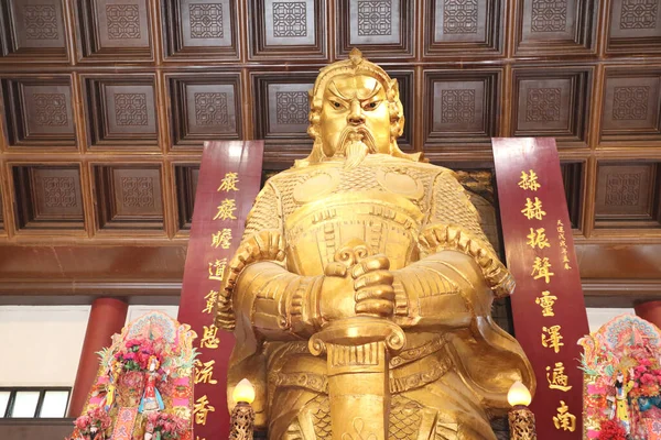 2023年4月29日 カン寺 カン寺のチェ ミウの巨大な黄金の像は ランドマーク寺院と香港の人気の観光スポットです — ストック写真