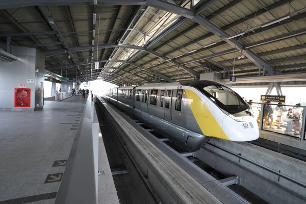 Bangkok Thaiföld Június 2023 Sárga Vonal Egysínek Vonat Bangkok Összekapcsolta — Stock Fotó