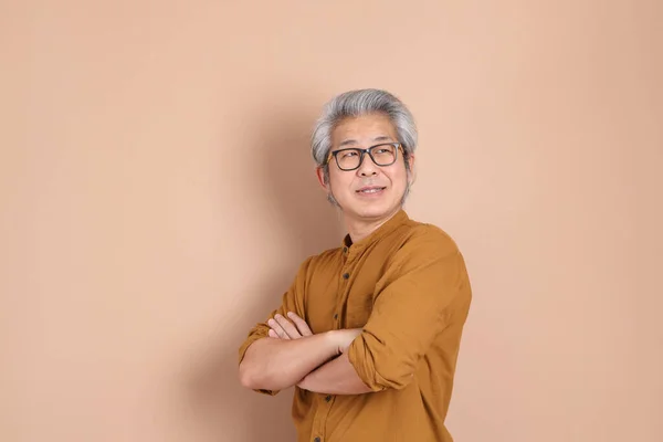 Talet Vuxen Asiatisk Man Med Gul Skjorta Står Den Bruna — Stockfoto